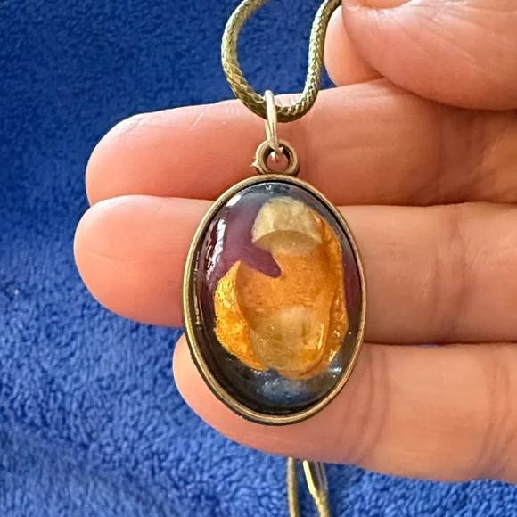 Unique Resin Elegant Gold Pendant Necklace - Picture 2 of 9